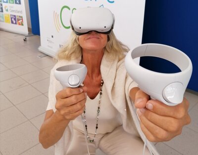 Britta Murawski mit VR-Brille im WIR-Laden
