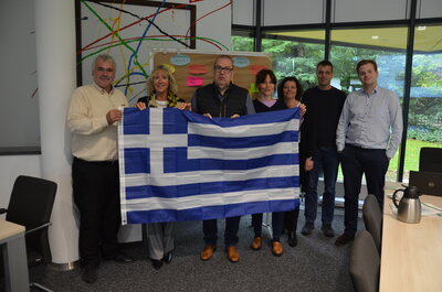 Gruppenbild mit Griechenland-Flagge