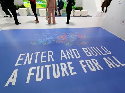 Aufschrift auf dem Boden "Enter and build a future for all"