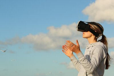 Frau mit Virtual-Reality-Brille